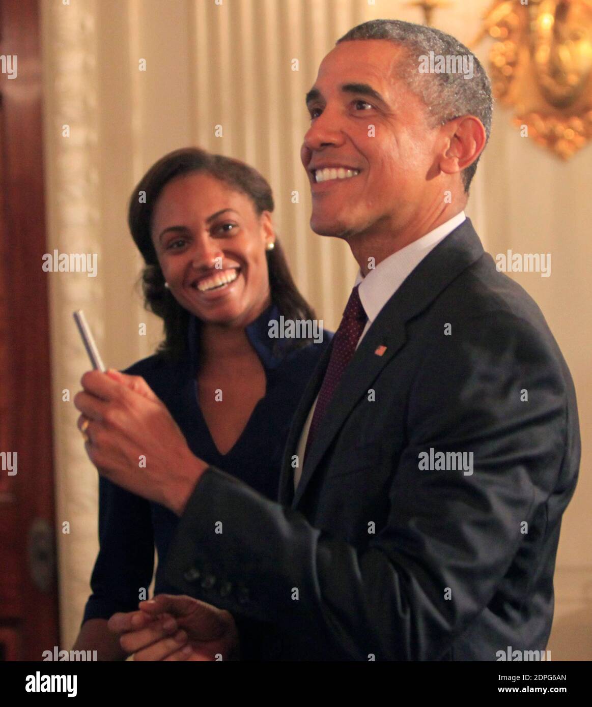 Präsident Barack Obama sieht am 4,2015. August die Ausstellungen des White House Demo Day im Staatsgeschoss des Weißen Hauses. Präsident Obama posiert mit der Sproutel Firma Erfindung: Hannah Chung, Providence, Rhode Island . Jerry der Bär ist ein intelligentes Stofftier mit pädagogischen Apps, die Kindern helfen, gesunde Verhaltensweisen aufzubauen, die auf Ernährung, Bewegung, Schlaf und Achtsamkeit ausgerichtet sind. Zusätzliche Module passen Jerry an, um spezielle Ausbildung für chronische Krankheiten wie Typ-1-Diabetes zu bieten. Jerry wird von Sproutel gebaut, einer Firma, die von Hannah Chung und Aaron Horowitz gegründet wurde. In seiner Jugend wurde Aaron w diagnostiziert Stockfoto