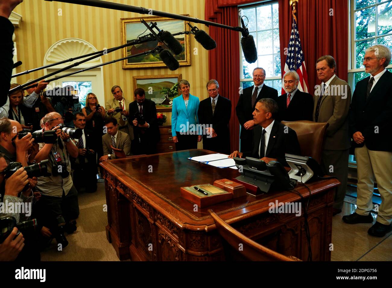 US-Präsident Barack Obama unterschreibt am 7. August 2015 im Oval Office des Weißen Hauses in Washington, DC, das H.R. 1138 Sawtooth National Recreation Area und den Jerry Peak Wilderness Additions Act. Hinter ihm stehen links von rechts Sekretärin Sally Jewell, Innenministerium, (L), Steve Botti, Ratsvorsitzender, Stanley City Council (2L), Gary O'Malley, Executive Director, Sawtooth Society (3L), Rick Johnson, Executive Director, Idaho Conservation League (4L), Repräsentant Michael Simpson, R-ID (4R), Craig Gehrke, Idaho Regional Director, The Wilderness Society (3R), Marcia Argust, P Stockfoto