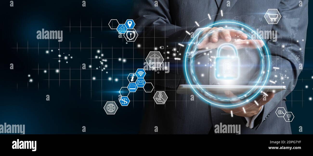 Geschäftsmann mit digitalem Tisch mit Vorhängeschloss Symbol und Internet-Technologie-Vernetzung. Geschäftsmann zum Schutz personenbezogener Daten. Datenschutz Stockfoto