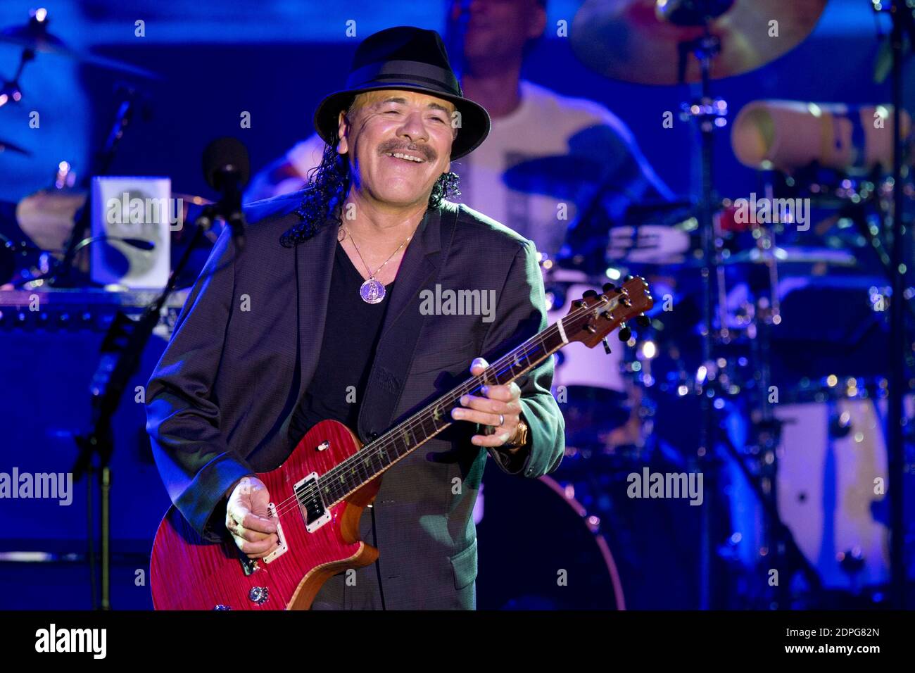 Der amerikanische Sänger Carlos Santana tritt am 11. Juli 2015 während des Sporting Summer Festivals im Sporting in Monaco, Südfrankreich, auf. Foto von Syspeo.R/ABACAPRESS.COM Stockfoto