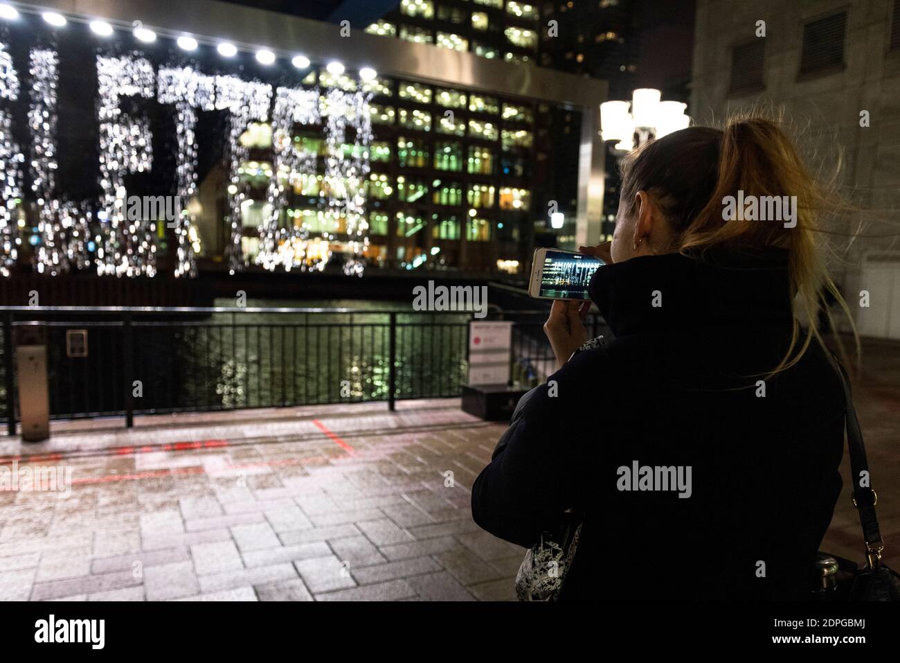 Winter Lights Festival, 2018. Eine Kunstinstallation Bit.Fall von Julius Popp zeigt fallende beleuchtete Wassertröpfchen, die eine Reihe von Worten produzieren. Stockfoto