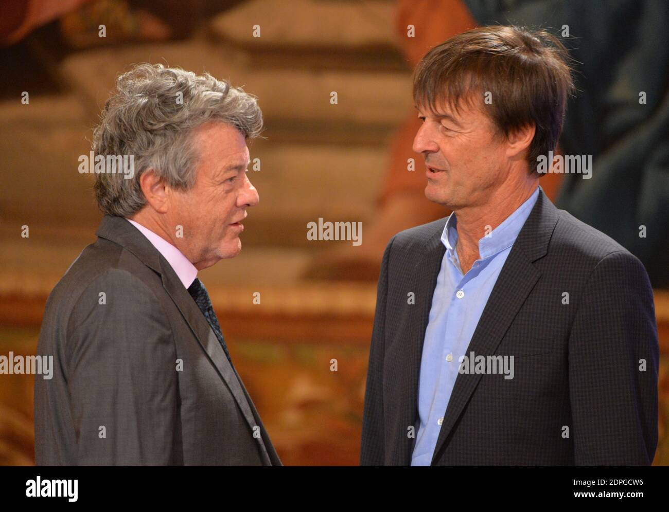 Der ehemalige französische Minister für Ökologie Jean-Louis Borloo (L) und der französische Umweltaktivist und Sondergesandte für den Schutz des Planeten Nicolas Hulot während der Ansprache von Präsident Francois Hollande an die 22. Botschafterkonferenz im Elysée-Palast in Paris am 25. August 2015. Die Konferenz wird von Business France veranstaltet, einer Fusion zwischen Ubifrance und der Agentur Invest in France, die die französischen Unternehmen, das Image der Unternehmen und die Attraktivität des Investitionsstandorts fördert. Das diesjährige Thema lautet „Frankreichs außenpolitische Maßnahmen: Umfassende Diplomatie“. Foto von Christian Lie Stockfoto