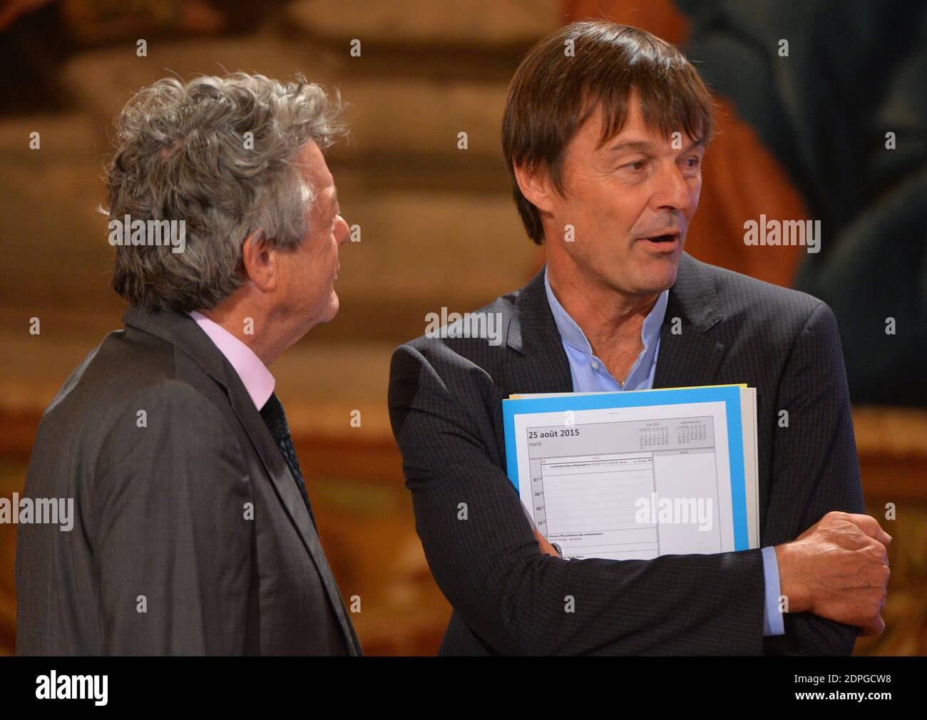 Der ehemalige französische Minister für Ökologie Jean-Louis Borloo (L) und der französische Umweltaktivist und Sondergesandte für den Schutz des Planeten Nicolas Hulot während der Ansprache von Präsident Francois Hollande an die 22. Botschafterkonferenz im Elysée-Palast in Paris am 25. August 2015. Die Konferenz wird von Business France veranstaltet, einer Fusion zwischen Ubifrance und der Agentur Invest in France, die die französischen Unternehmen, das Image der Unternehmen und die Attraktivität des Investitionsstandorts fördert. Das diesjährige Thema lautet „Frankreichs außenpolitische Maßnahmen: Umfassende Diplomatie“. Foto von Christian Lie Stockfoto