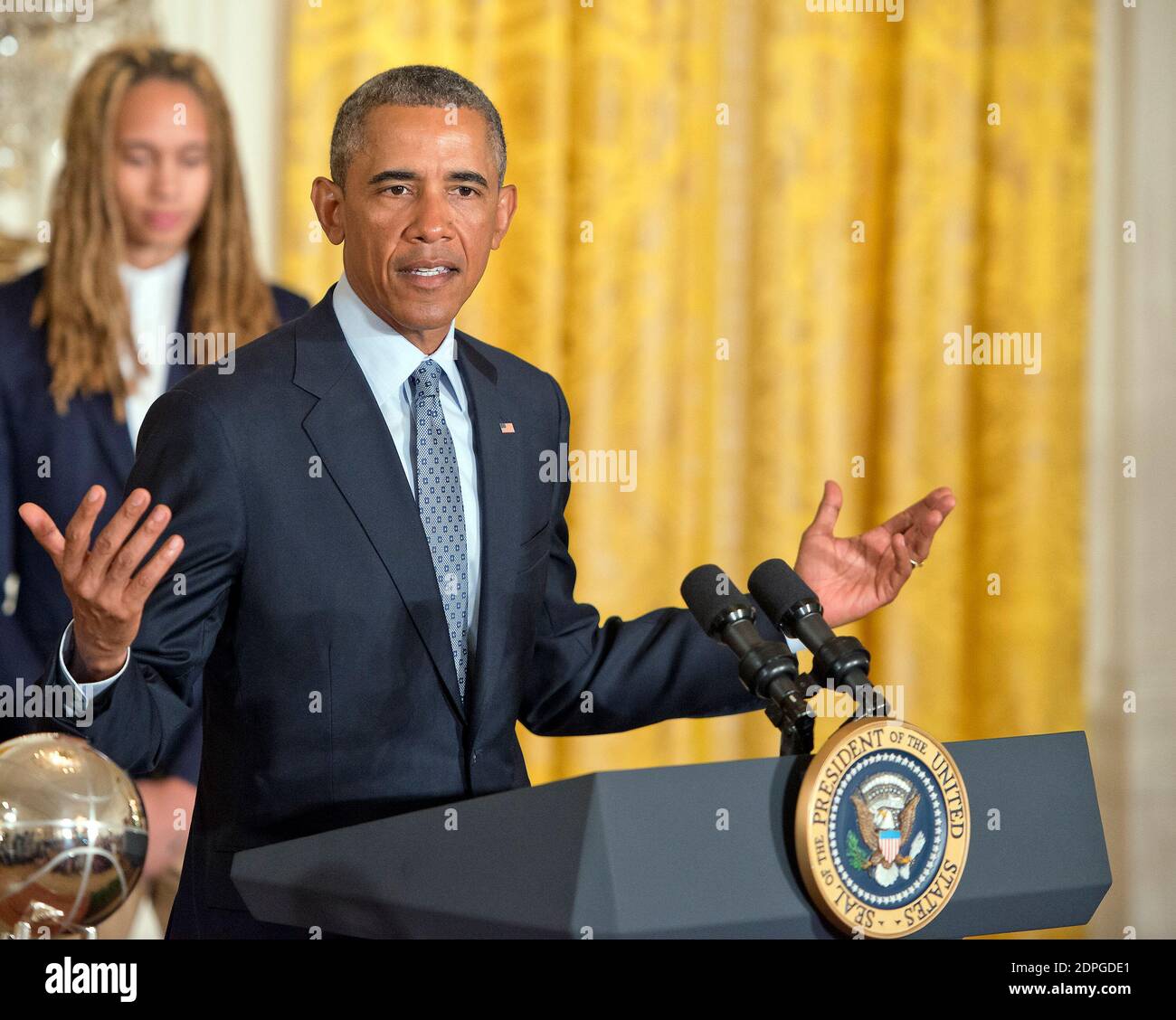 US-Präsident Barack Obama begrüßt am Mittwoch, den 26. August 2015, den WNBA-Champion Phoenix Mercury aus dem Jahr 2014 im East Room des Weißen Hauses in Washington, DC, USA. Foto von Ron Sachs/Pool/ABACAPRESS.COM Stockfoto