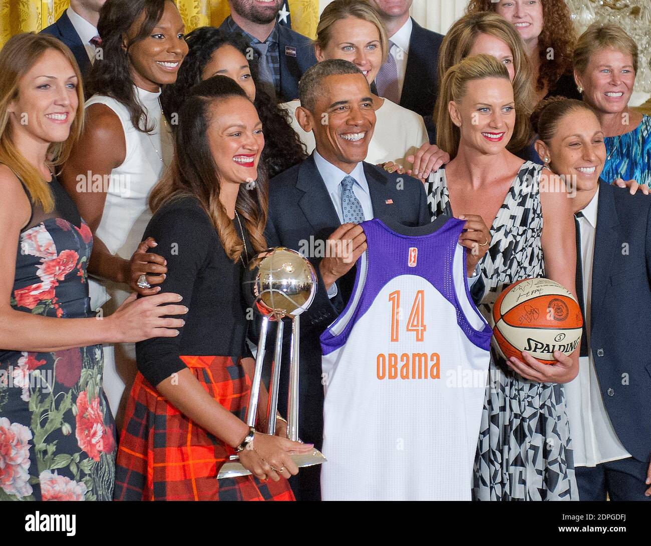 US-Präsident Barack Obama posiert für ein Gruppenfoto, als er am Mittwoch, den 26. August 2015, den WNBA-Champion Phoenix Mercury 2014 im East Room des Weißen Hauses in Washington, DC, USA, begrüßt. Foto von Ron Sachs/Pool/ABACAPRESS.COM Stockfoto