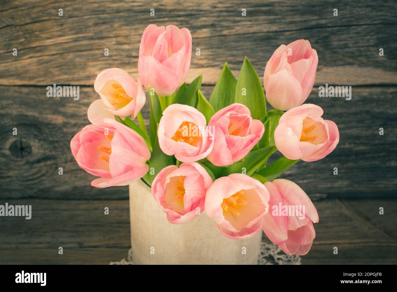 Bouquet von rosa Tulpen in einer Vase. Vintage-Stil, getönt, selektiver Fokus Stockfoto