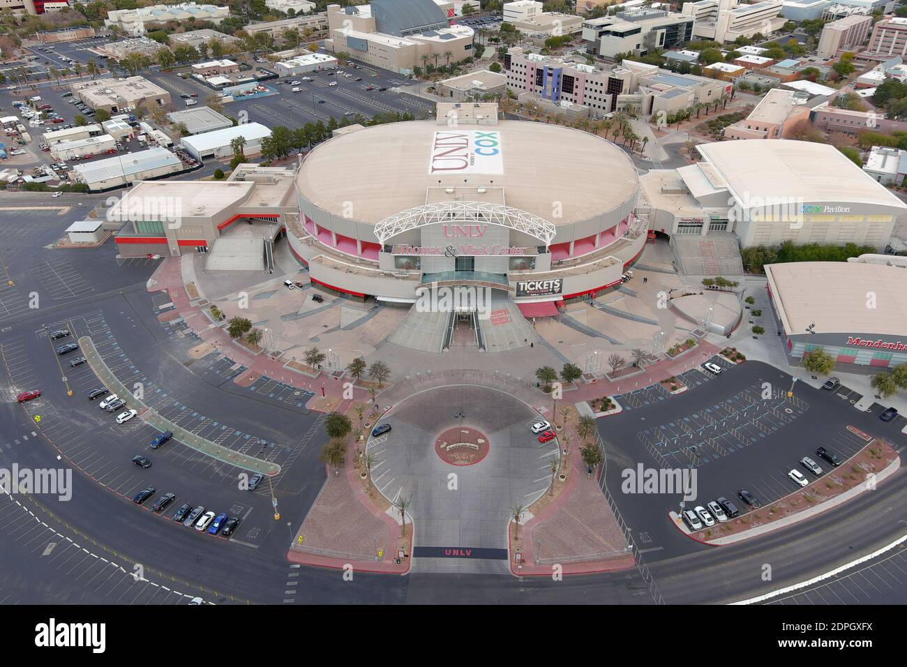 Eine Luftaufnahme des Thomas & Mack Center der University of Nevada Las Vegas, Donnerstag, 17. Dezember 2020, in Las Vegas. Die Arena ist die Heimat der Stockfoto