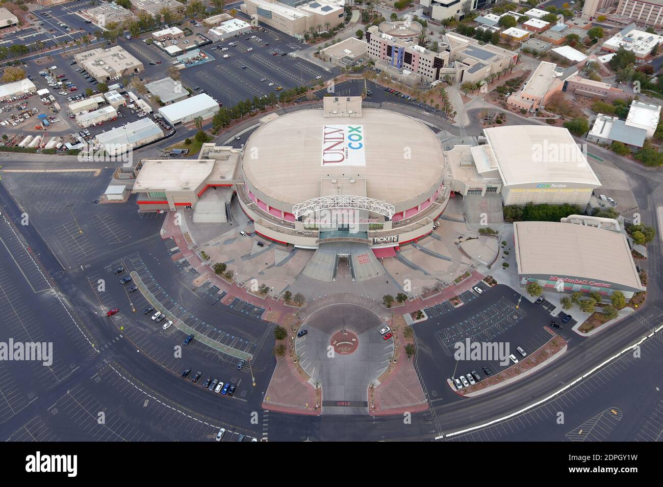 Eine Luftaufnahme des Thomas & Mack Center der University of Nevada Las Vegas, Donnerstag, 17. Dezember 2020, in Las Vegas. Die Arena ist die Heimat der Stockfoto