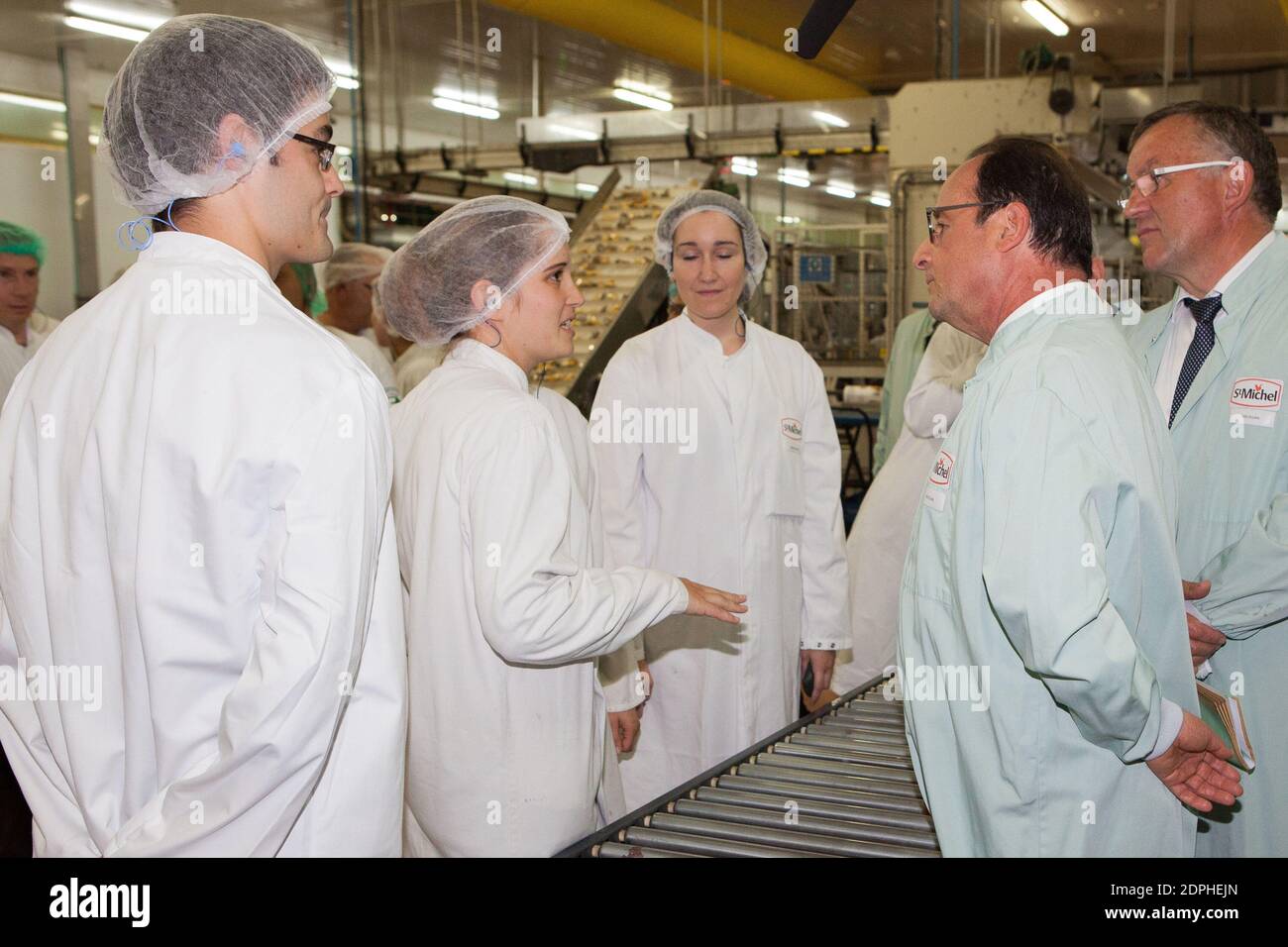 Der französische Präsident Francois Hollande besucht am 11. September 2015 zusammen mit der Ministerin für Soziales, Gesundheit und Rechte der Frau Marisol Touraine und der Ministerin für Landwirtschaft, Landwirtschaft und Forsten, dem Regierungssprecher Stephane Le Foll, die Keksfabrik Saint-Michel in Contres, Frankreich. Foto von Audrey Poree/ABACAPRESS.COM Stockfoto