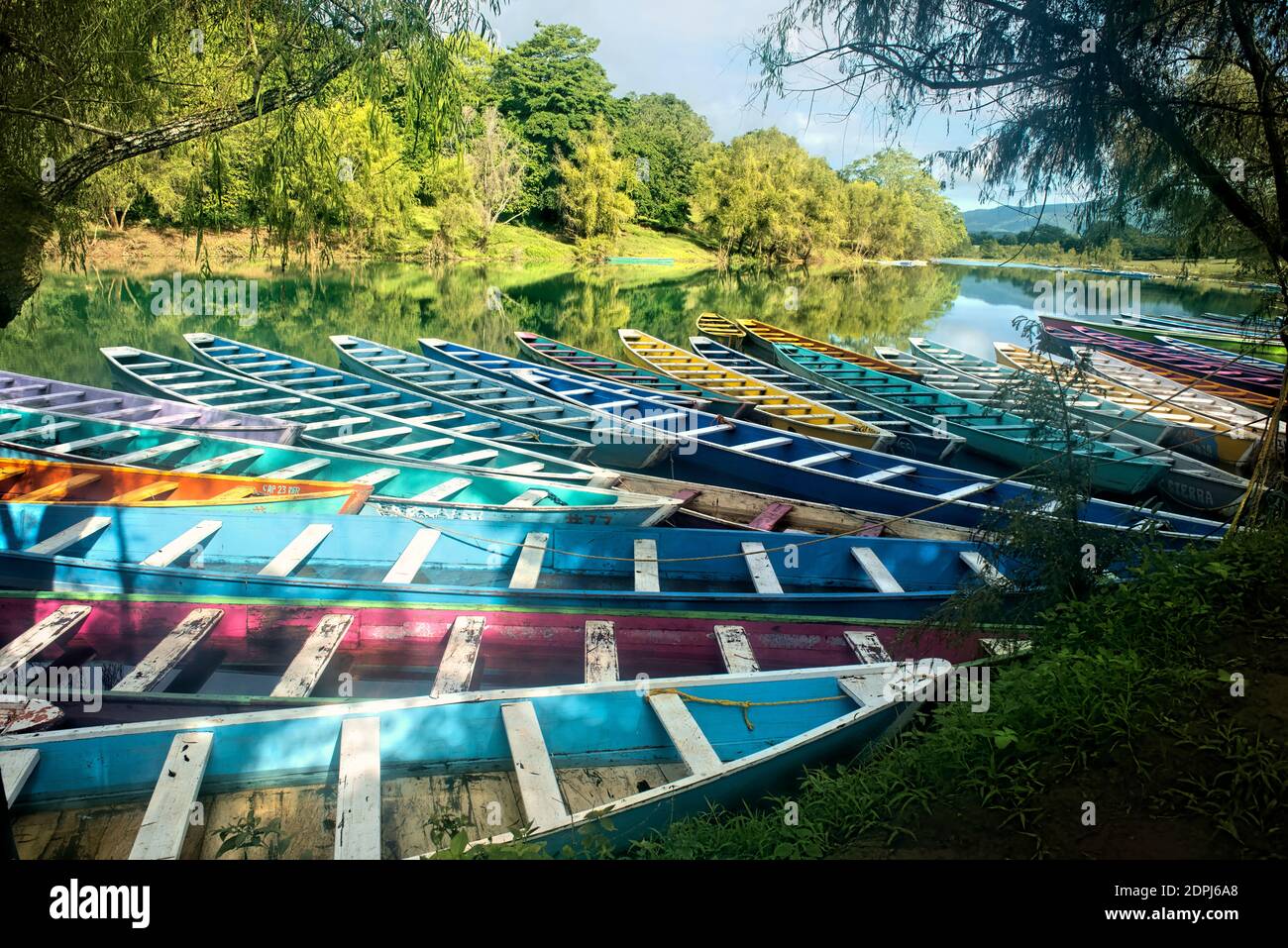 Bunte Boote auf dem Tampaon River, Huasteca Potosina, San Luis Potosi, Mexiko Stockfoto