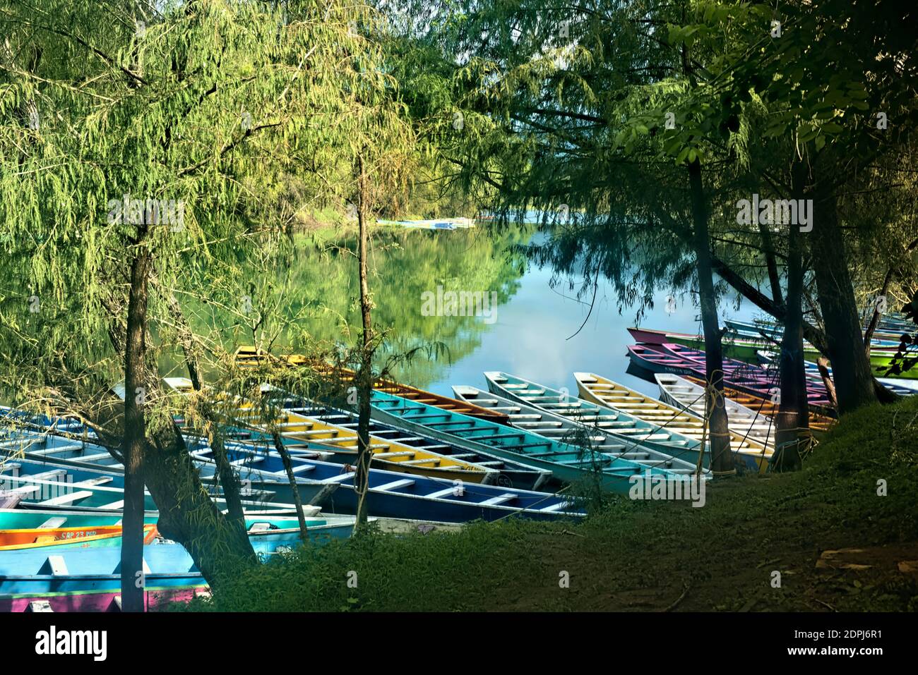 Bunte Boote auf dem Tampaon River, Huasteca Potosina, San Luis Potosi, Mexiko Stockfoto