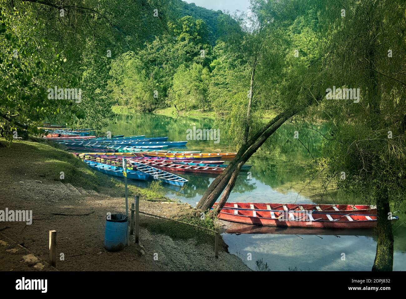 Bunte Boote auf dem Tampaon River, Huasteca Potosina, San Luis Potosi, Mexiko Stockfoto