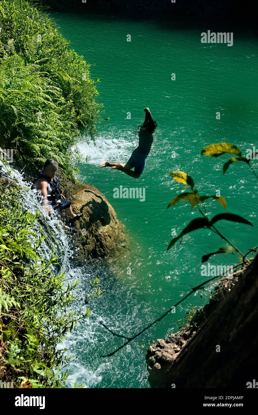 Sprung in den Rio Tampaon, Huasteca Potosina, San Luis Potosi, Mexiko Stockfoto