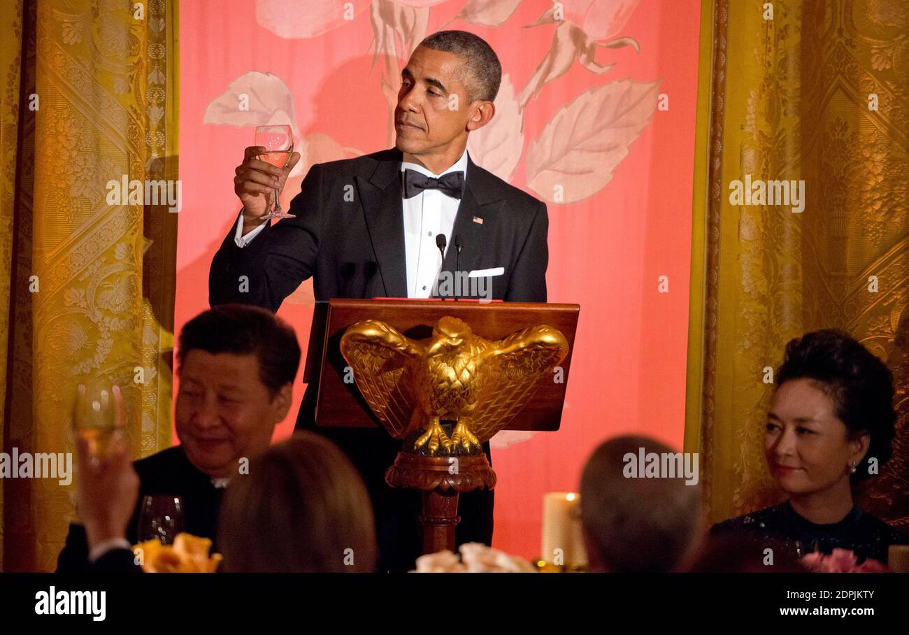 US-Präsident Barack Obama hält ein Glas bei einem Staatsessen zu Ehren von Präsident XI Jinping von China vor ihrem Austausch Toast im East Room des Weißen Hauses in Washington, DC am Freitag, 25. September 2015. Foto von Ron Sachs / Pool/ABACAPRESS.COM Stockfoto