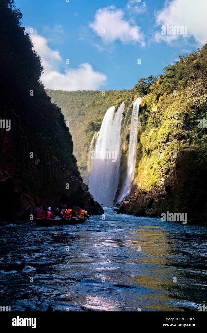 Bootsfahrer am atemberaubenden Wasserfall Tamul, Huasteca Potosina, San Luis Potosi, Mexiko Stockfoto