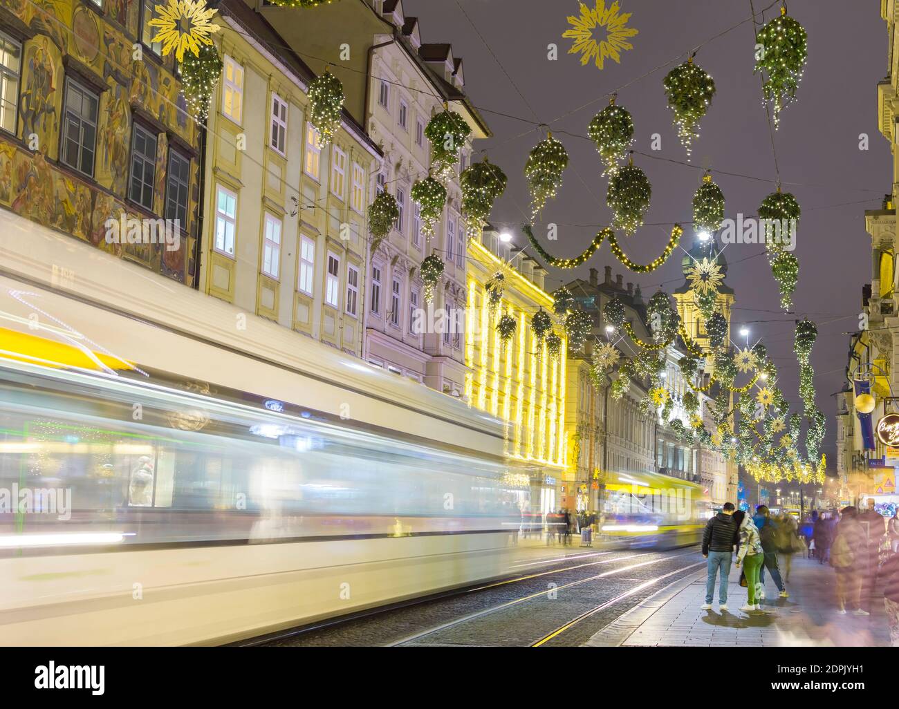 Graz, Österreich - 18. Dezember 2020: Schöne Weihnachtsdekoration auf der berühmten Herrengasse Straße, bei Nacht, in der Innenstadt von Graz, Steiermark Region, EIN Stockfoto