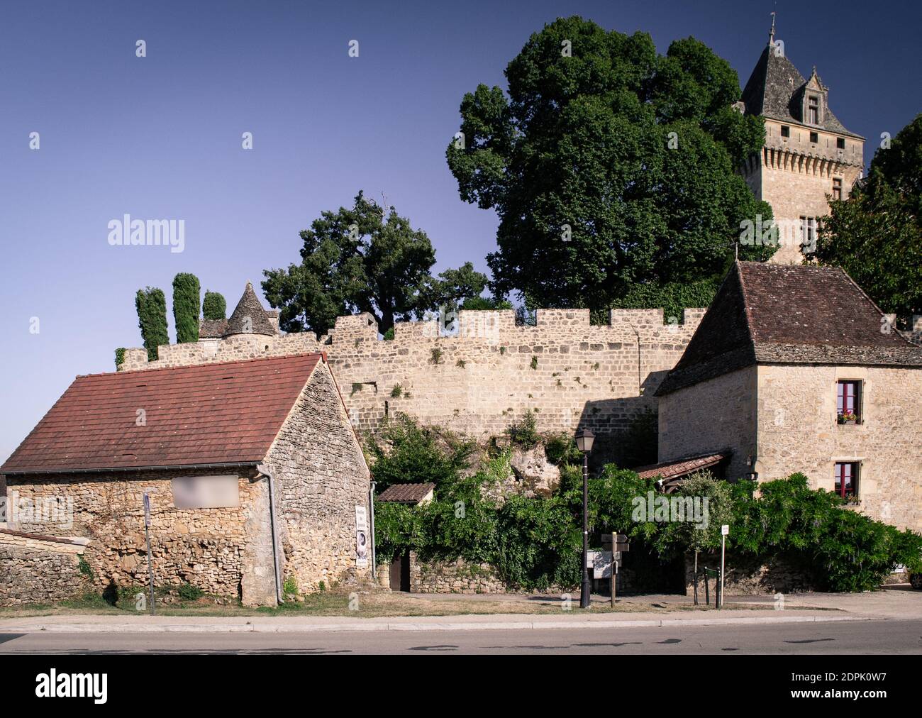 MONFORT, FRANKREICH - 23. JULI 2018: Die historische Burg von Monfort im Perigord, Frankreich Stockfoto