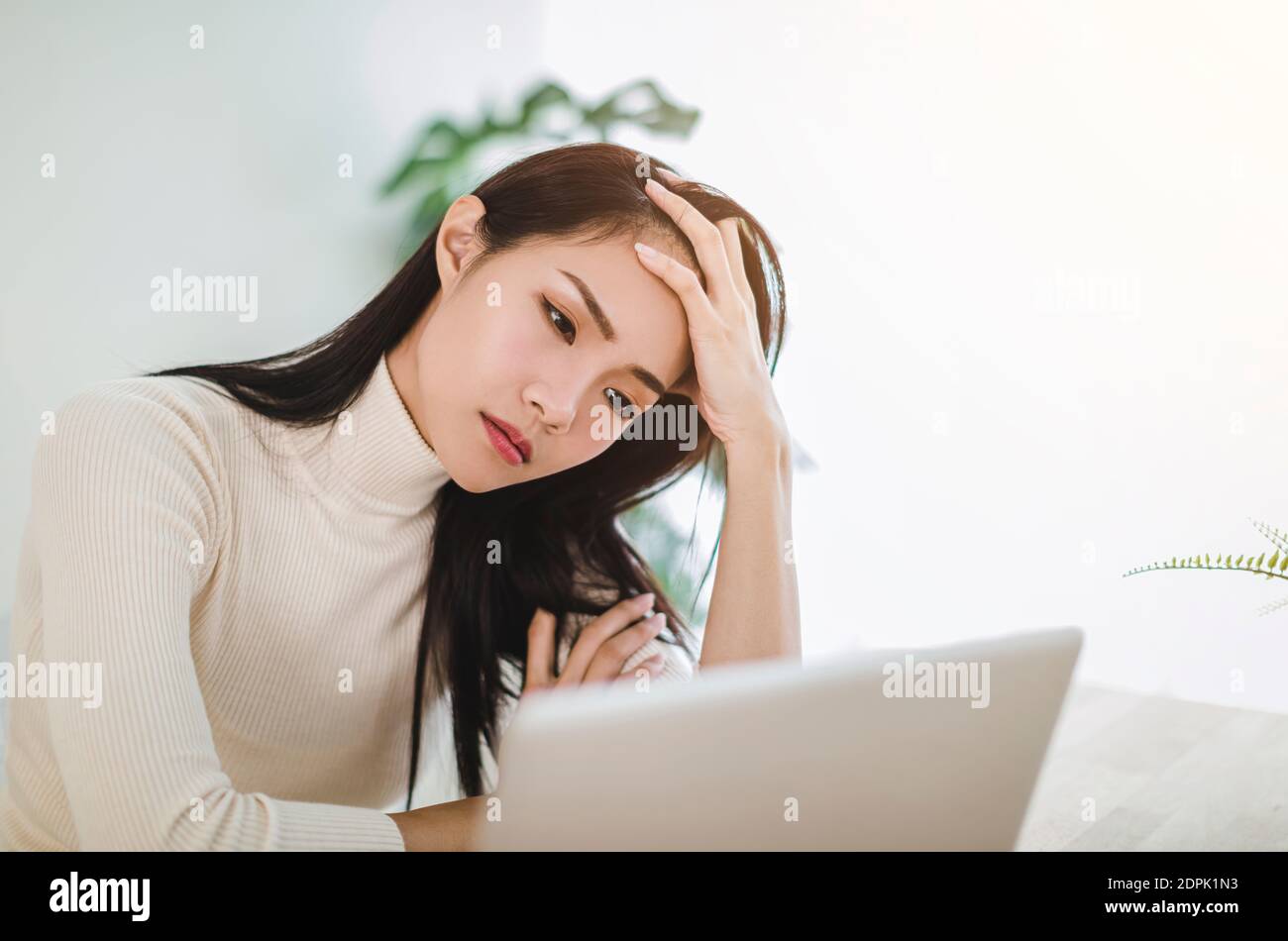 Gestresste Frau Gefühl müde und Sorgen über die Arbeit Problem suchen Bei einem Laptop Stockfoto