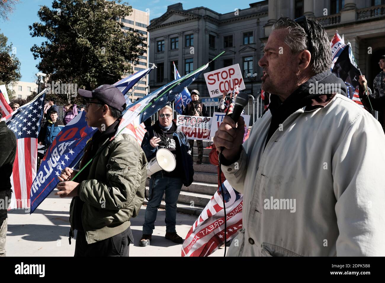 Atlanta, Georgia, USA. Dezember 2020. Mehrere Demonstranten versammelten sich vor dem Georgia Capitol Building in Atlanta und forderten die Gesetzgeber des Bundesstaates auf, das Ergebnis der Wahlen in Georgia zu beeinflussen, unter Berufung auf Wahlbetrug. Kredit: John Arthur Brown/ZUMA Wire/Alamy Live Nachrichten Stockfoto