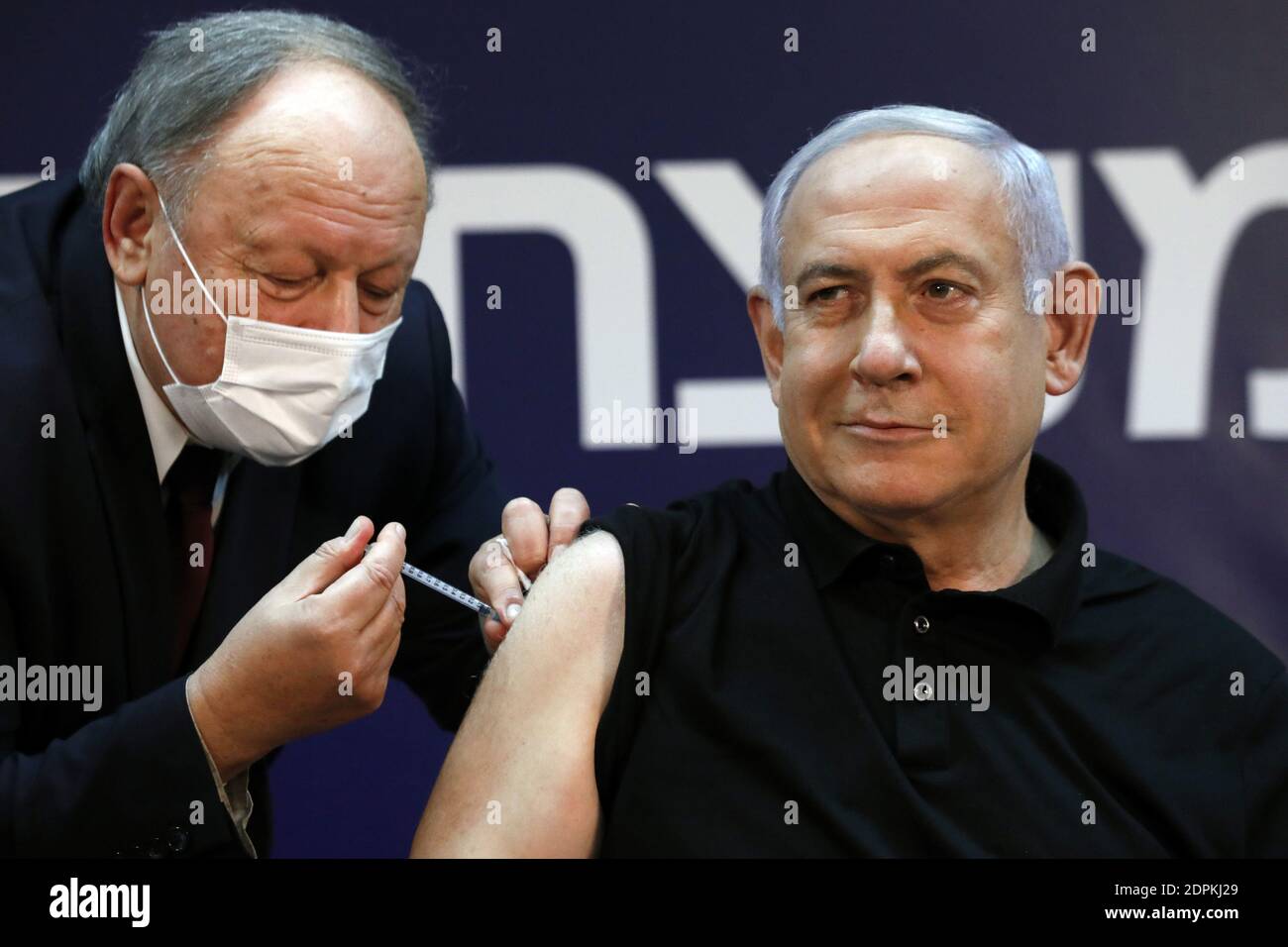 Ramat Gan, Israel. Dezember 2020. Der israelische Ministerpräsident Benjamin Netanjahu erhält am Samstag, den 19. Dezember 2020, im Sheba Medical Center in Ramat Gan, Israel, einen Coronavirus-Impfstoff (COVID-19). Pool Foto von Amir Cohen/UPI Kredit: UPI/Alamy Live News Stockfoto