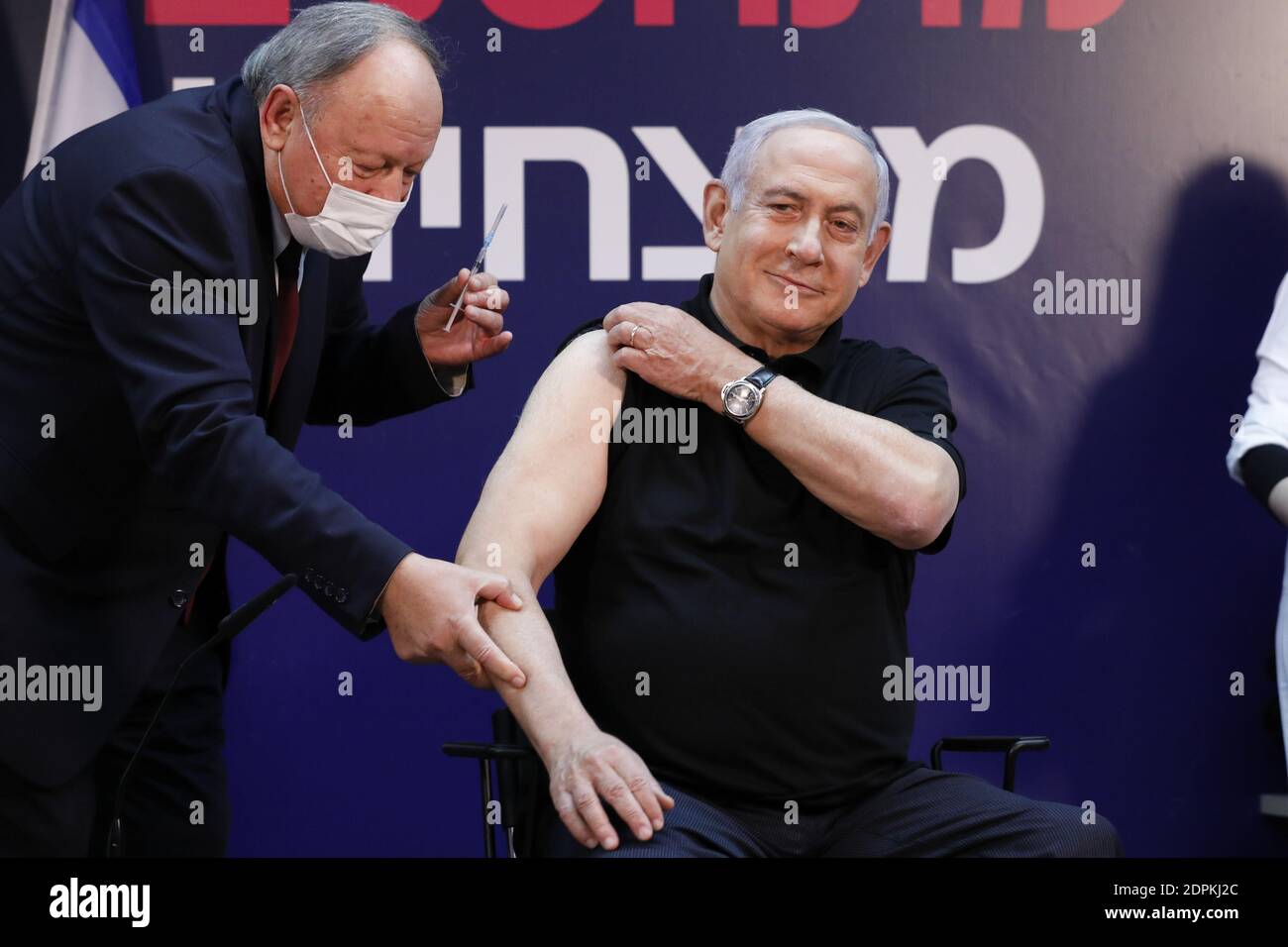 Ramat Gan, Israel. Dezember 2020. Der israelische Ministerpräsident Benjamin Netanjahu erhält am Samstag, den 19. Dezember 2020, im Sheba Medical Center in Ramat Gan, Israel, einen Coronavirus-Impfstoff (COVID-19). Pool Foto von Amir Cohen/UPI Kredit: UPI/Alamy Live News Stockfoto
