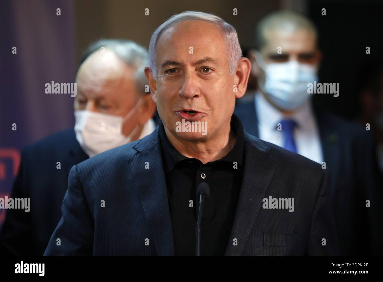 Ramat Gan, Israel. Dezember 2020. Der israelische Ministerpräsident Benjamin Netanjahu spricht vor der Verabreichung eines Coronavirus-Impfstoffs (COVID-19) im Sheba Medical Center in Ramat Gan, Israel, am Samstag, den 19. Dezember 2020, zu den Medien. Pool Foto von Amir Cohen/UPI Kredit: UPI/Alamy Live News Stockfoto