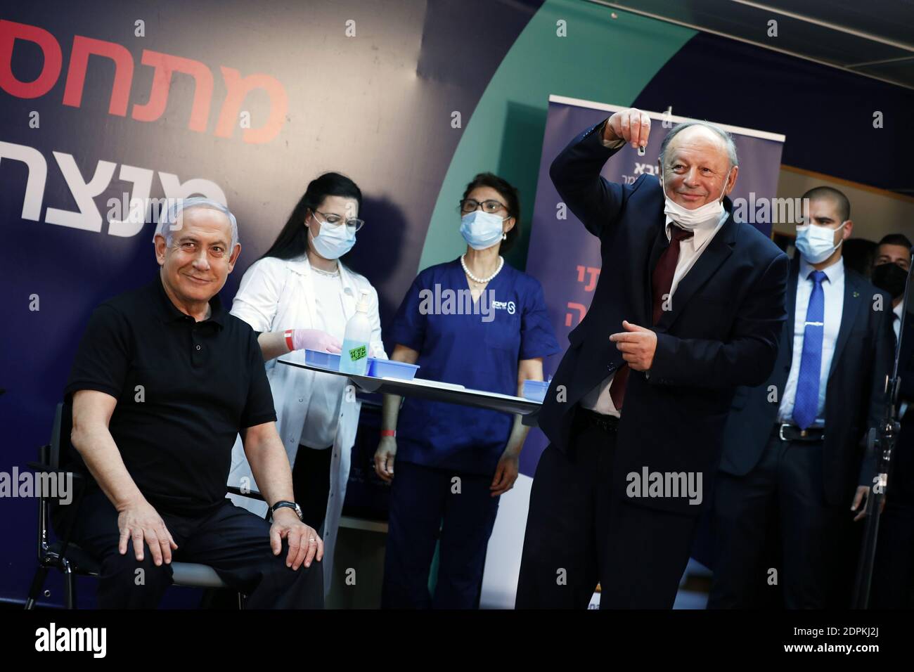 Ramat Gan, Israel. Dezember 2020. Der israelische Ministerpräsident Benjamin Netanjahu schaut zu, bevor er am Samstag, den 19. Dezember 2020, im Sheba Medical Center in Ramat Gan, Israel, einen Coronavirus-Impfstoff (COVID-19) erhält. Pool Foto von Amir Cohen/UPI Kredit: UPI/Alamy Live News Stockfoto