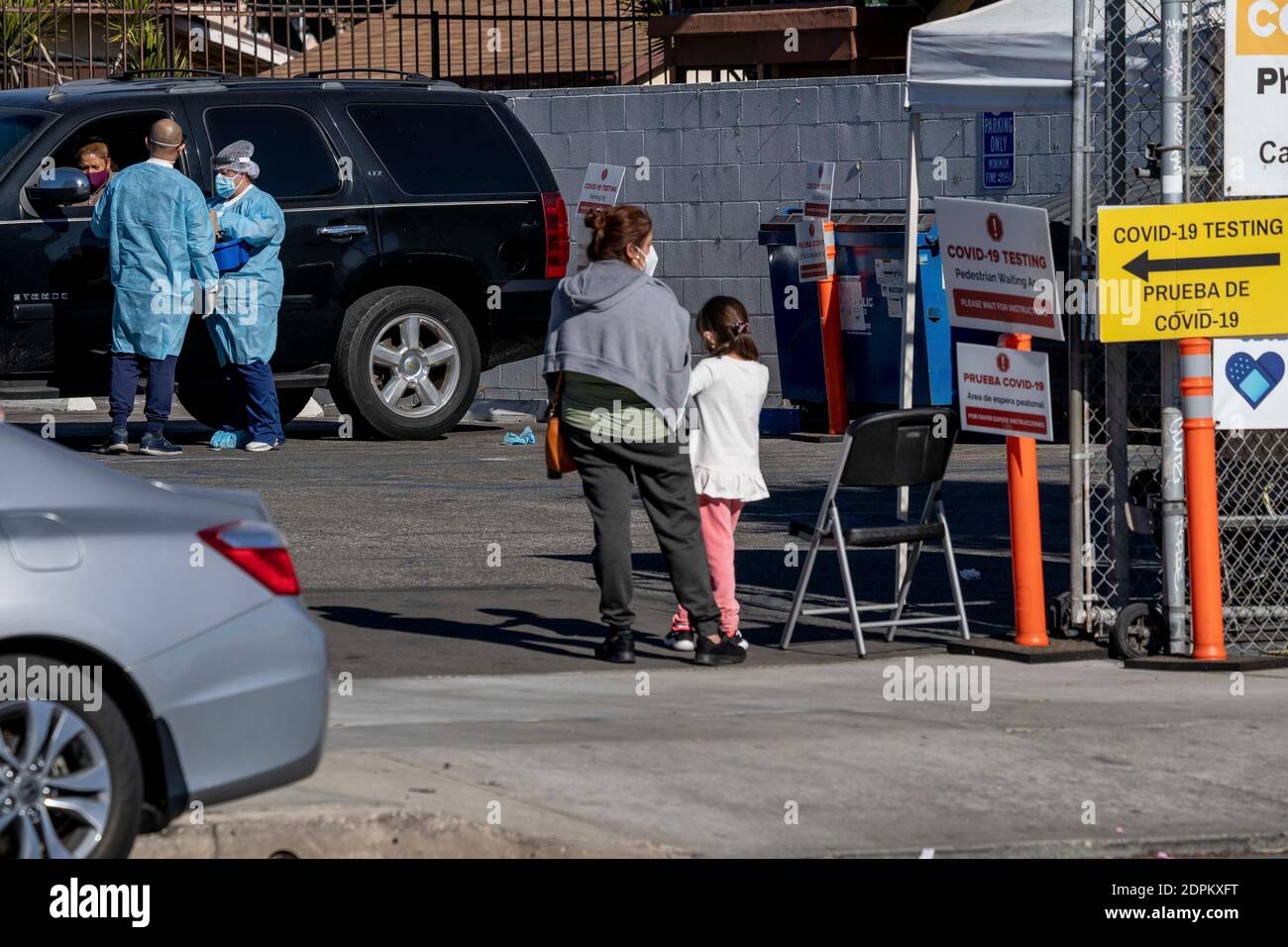 Los Angeles, Kalifornien, USA. Dezember 2020. Die COVID-19-Tests werden am Samstag, den 19. Dezember 2020 in der medizinischen Klinik von Florenz in Los Angeles, CA, durchgeführt. Die Verfügbarkeit der Intensivstationen von Krankenhäusern in Südkalifornien liegt ab Donnerstag bei 0 %. Quelle: Justin L. Stewart/ZUMA Wire/Alamy Live News Stockfoto