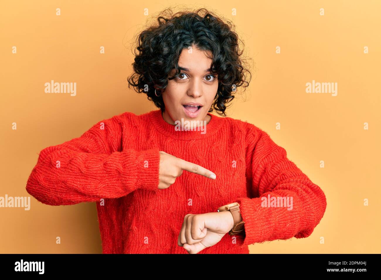 Junge hispanische Frau mit lockigem Haar tragen lässigen Winter