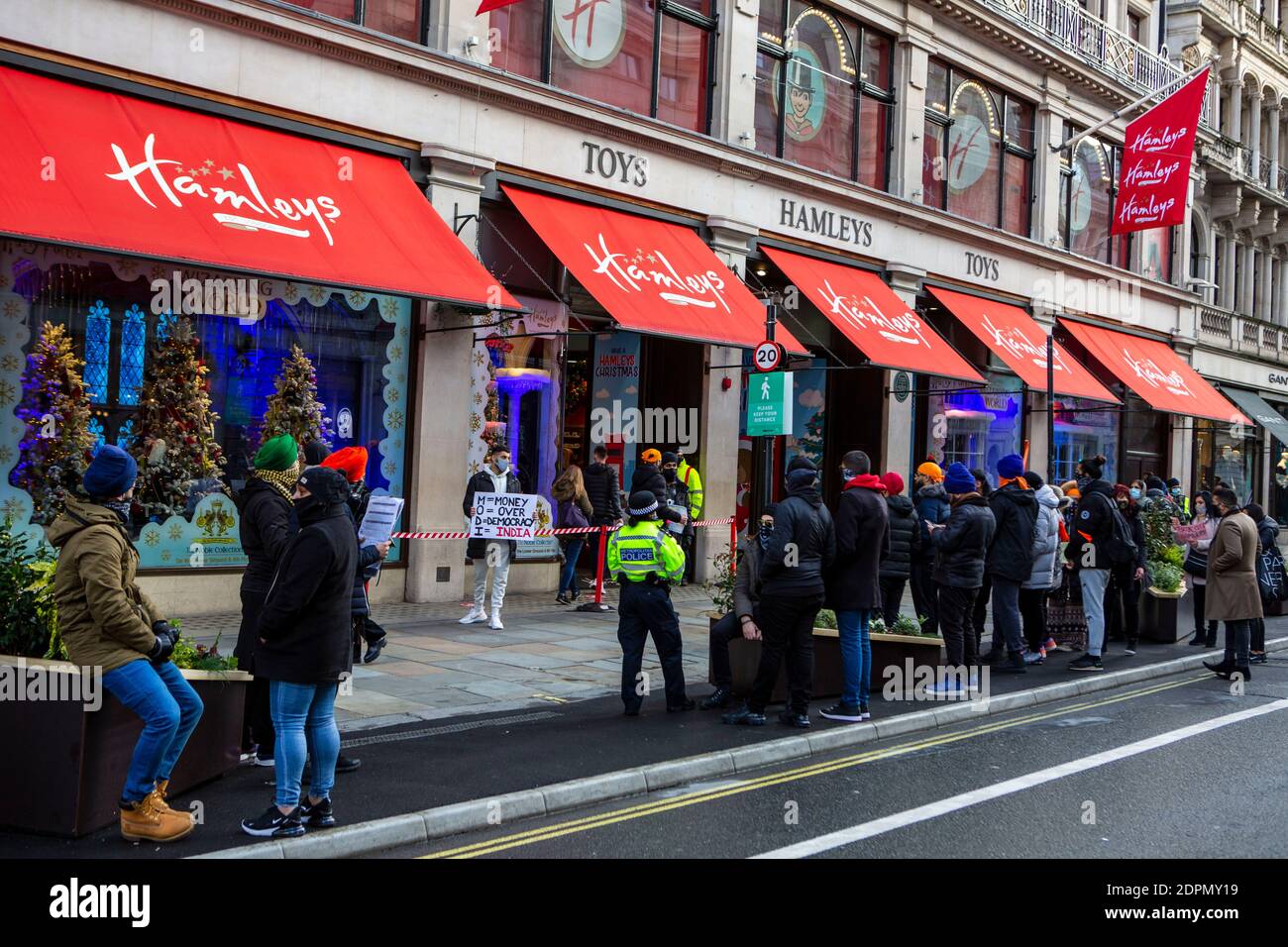 London, Großbritannien. Dezember 2020. Protestierende versammeln sich während der Demonstration.Indische Gemeinde protestieren vor dem Hamleys Toys Store in der Regent Street in Solidarität mit Protestierenden in Indien, die gegen die neuen Agrargesetze kämpfen, die kürzlich von Premierminister Narendra Modi eingeführt wurden. Kredit: SOPA Images Limited/Alamy Live Nachrichten Stockfoto