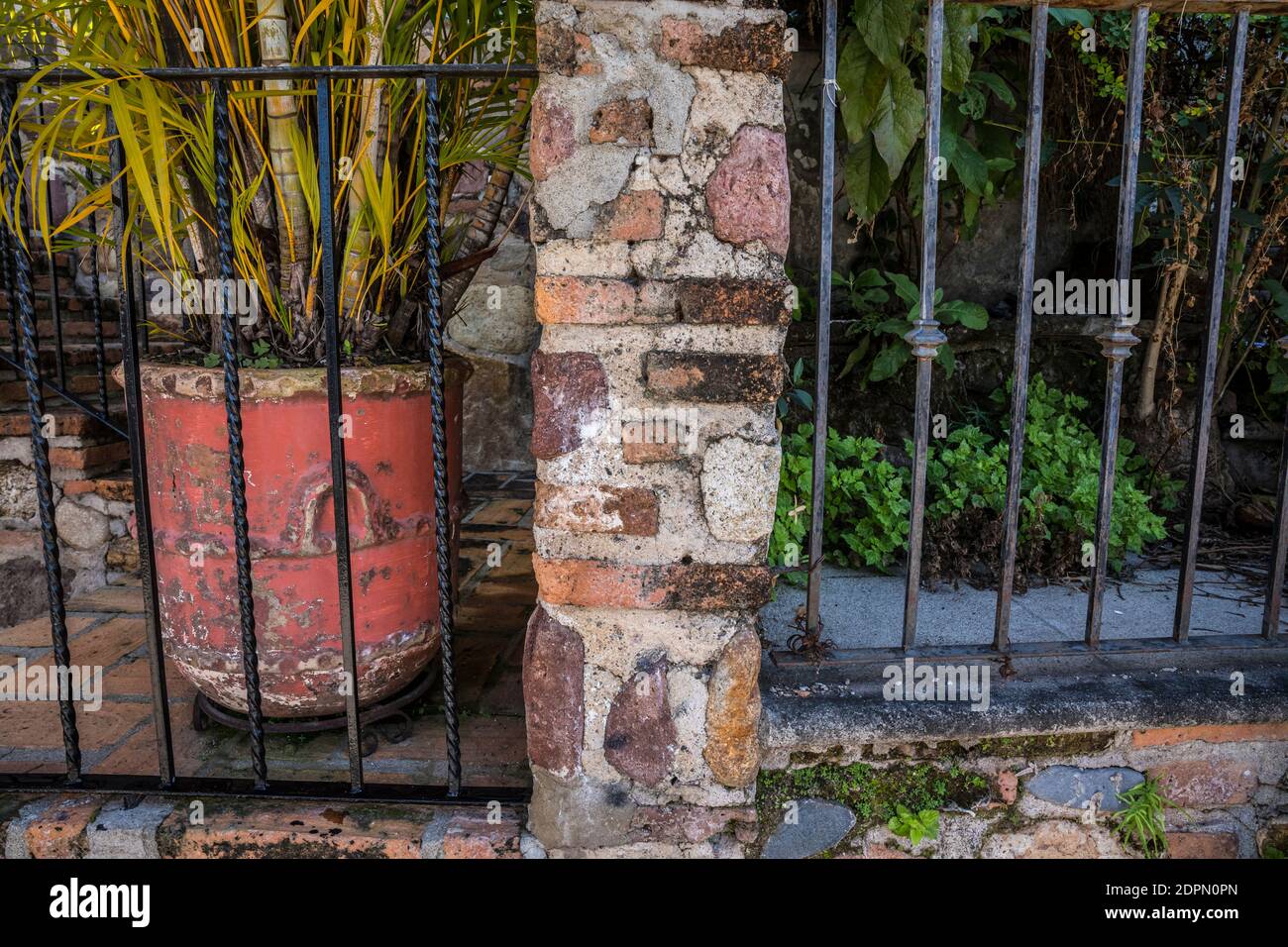 Detail der Wand, Geländer und Pflanzen in Puerto Vallarta, Jalisco, Mexiko. Stockfoto