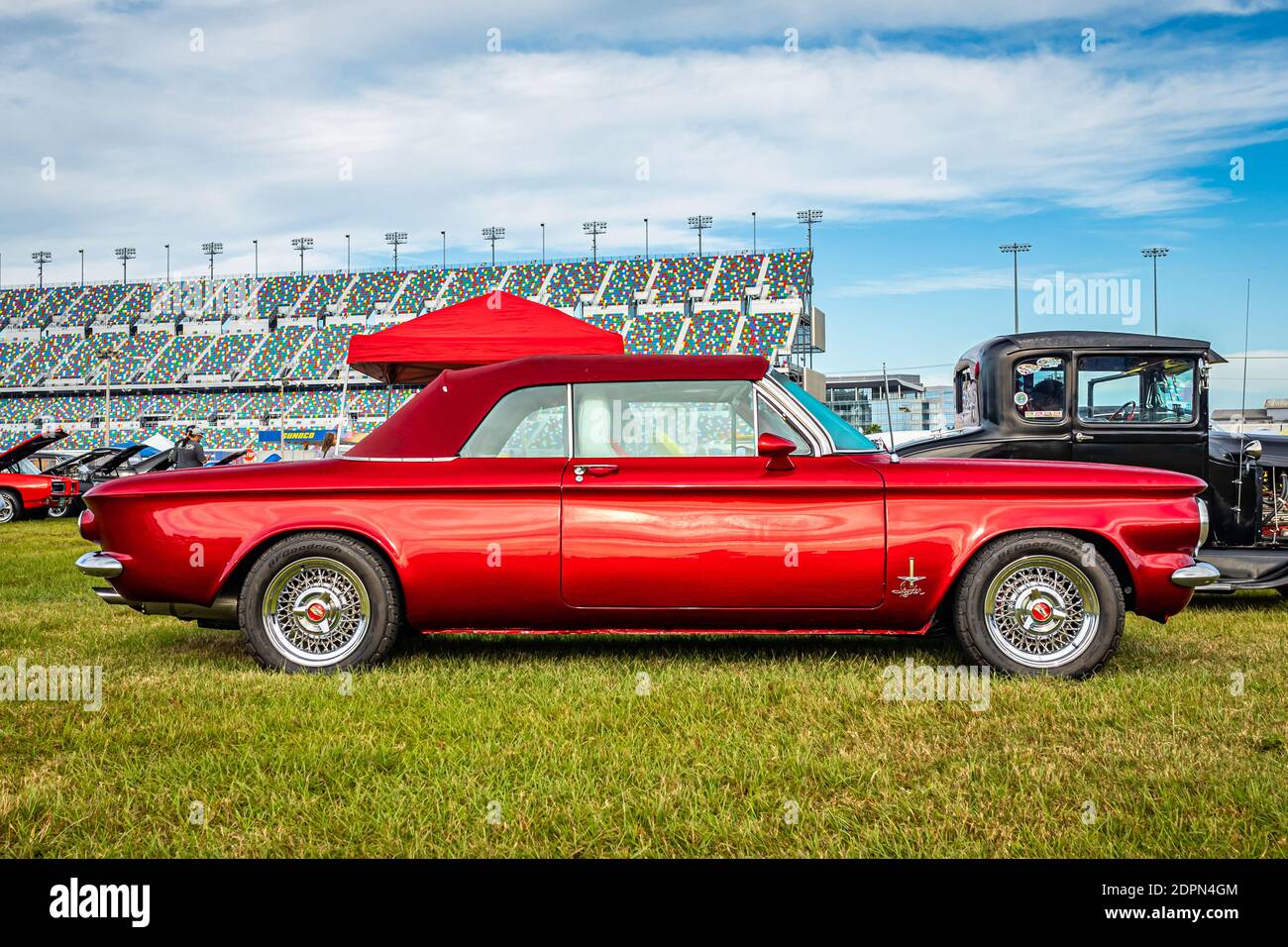 Daytona Beach, FL - 27. November 2020: 1962 Chevrolet Corvair Monza Spyder 900 Fabrik Turbolader Cabriolet auf einer lokalen Auto-Show. Stockfoto