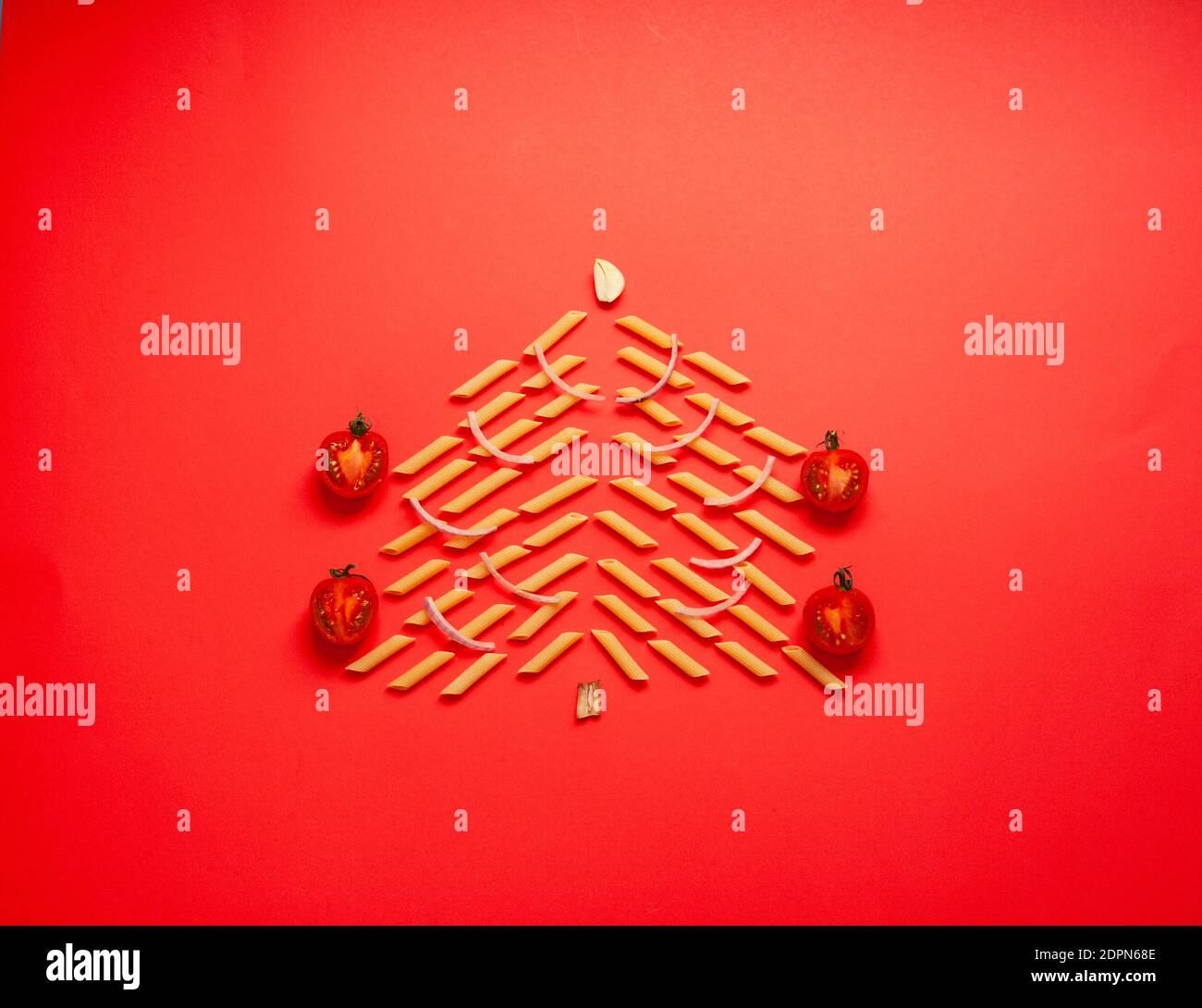 Silvester Stilleben weihnachtsbaum aus Pasta und Tomaten Stockfoto