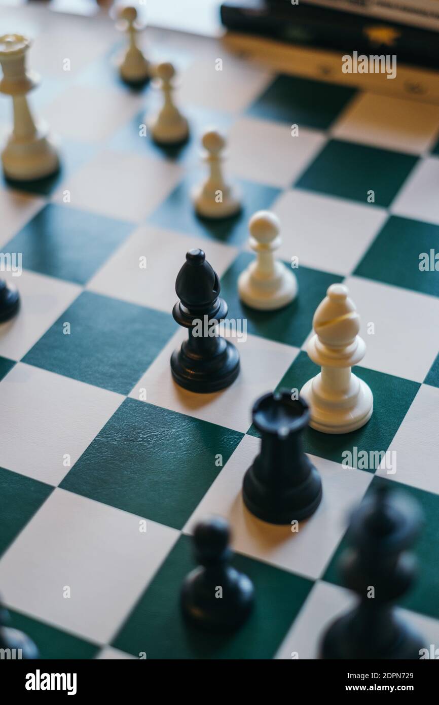 Schachfiguren auf Schachbrett mit unscharfer Hintergrundfarbe Stockfoto