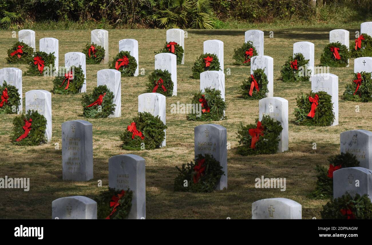 Bushnell, Usa. Dezember 2020. Kränze werden an den Grabsteinen der US-Militärveteranen auf dem Florida National Cemetery gesehen.heute, National Kränze über den America Day, legten Freiwillige 1.7 Millionen Kränze an 2,557 teilnehmenden Standorten in den Vereinigten Staaten als eine Möglichkeit, sich zu erinnern und zu ehren Amerikas gefallenen Veteranen. Kredit: SOPA Images Limited/Alamy Live Nachrichten Stockfoto