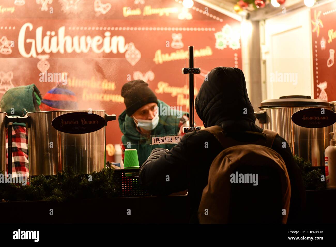 Besucher des öffentlichen Raums der Schokoladenfabrik Roshen kaufen auf der lokalen Straßenmesse Lebensmittel ein. Stockfoto