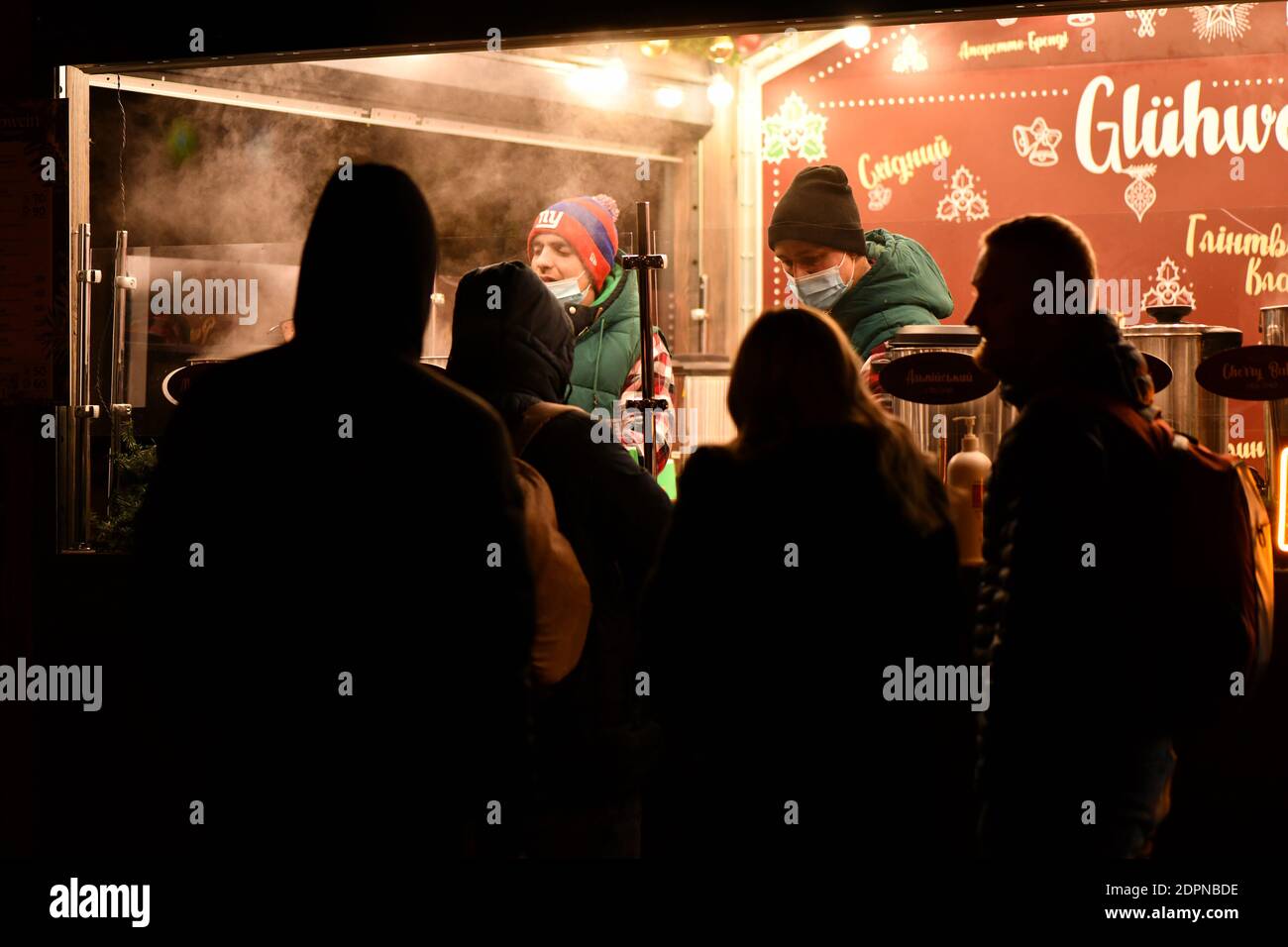 Besucher des öffentlichen Raums der Schokoladenfabrik Roshen kaufen auf der lokalen Straßenmesse Lebensmittel ein. Stockfoto