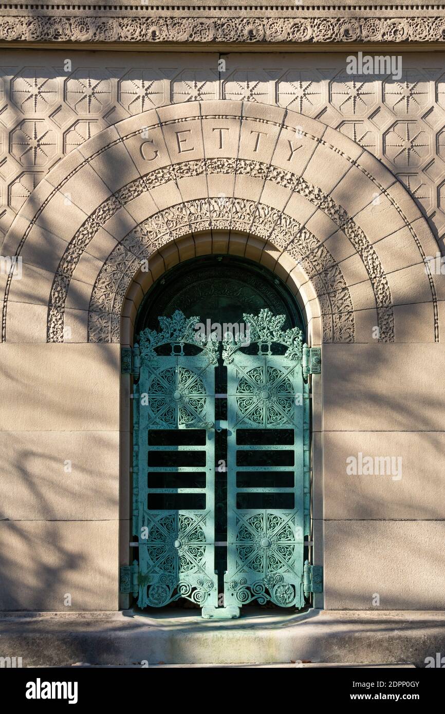 Chicago, Illinois / USA - 9. Dezember 2020: Das Carrie Eliza Getty Grab des Architekten Louis Sullivan auf dem Graceland Friedhof. Stockfoto