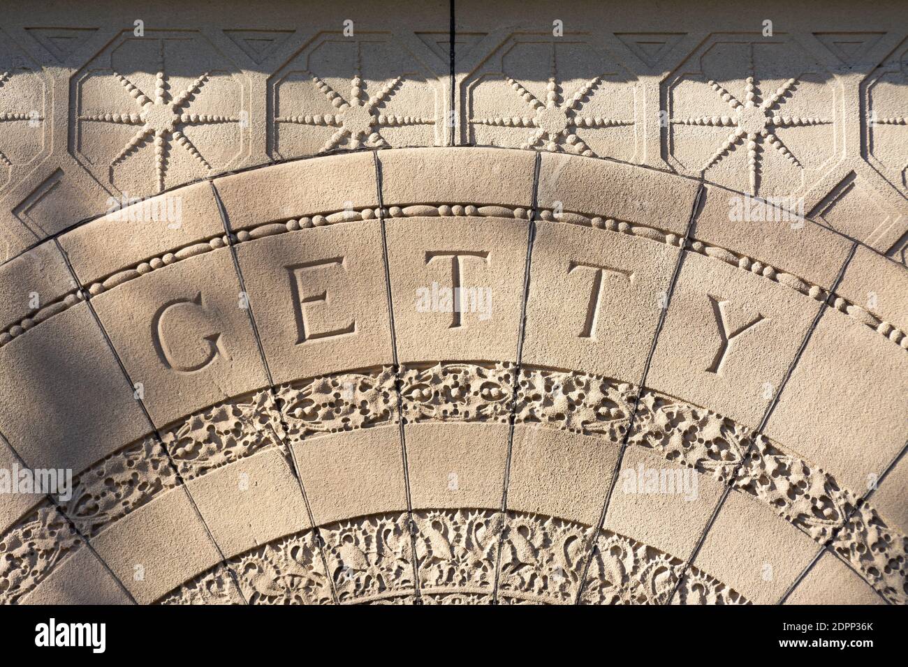 Chicago, Illinois / USA - 9. Dezember 2020: Das Carrie Eliza Getty Grab des Architekten Louis Sullivan auf dem Graceland Friedhof. Stockfoto