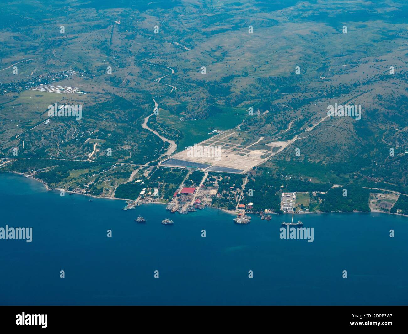 Werft in Tambler, General Santos City, Provinz Süd Cotabato auf Mindanao, Philippinen. Aquakulturanlage im Bau im Hintergrund Stockfoto