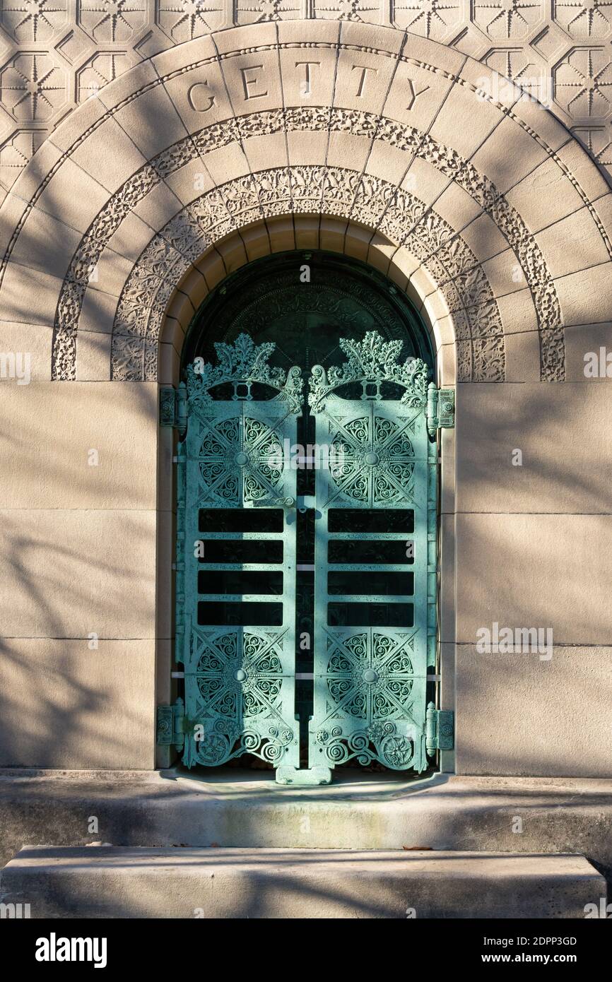 Chicago, Illinois / USA - 9. Dezember 2020: Das Carrie Eliza Getty Grab des Architekten Louis Sullivan auf dem Graceland Friedhof. Stockfoto