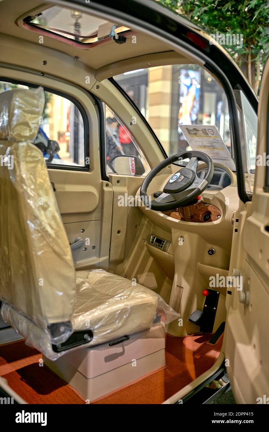 Elektroauto. Innenraum des Einsitzers batteriebetriebenen Motorwagens. Thailand Asien Stockfoto
