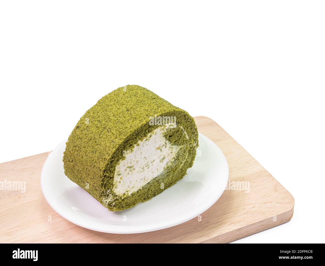 Die Nahaufnahme der hausgemachten Matcha grünen Tee Cremerolle weichen Kuchen Dessert Essen auf weißem Hintergrund. Stockfoto