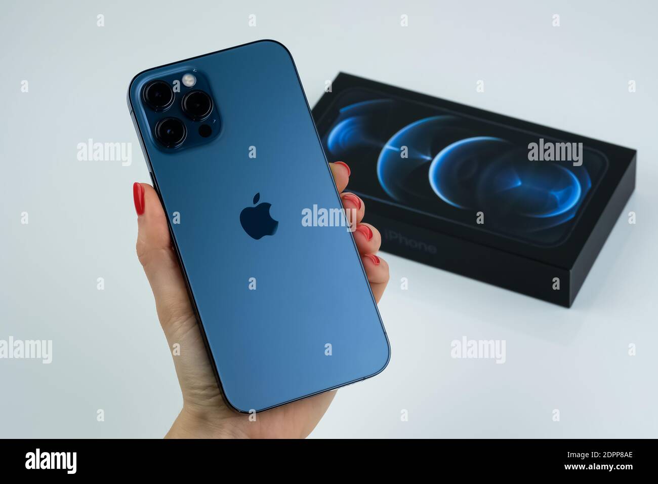 IPhone 12 Pro Max Pacific Blue Stockfotografie - Alamy