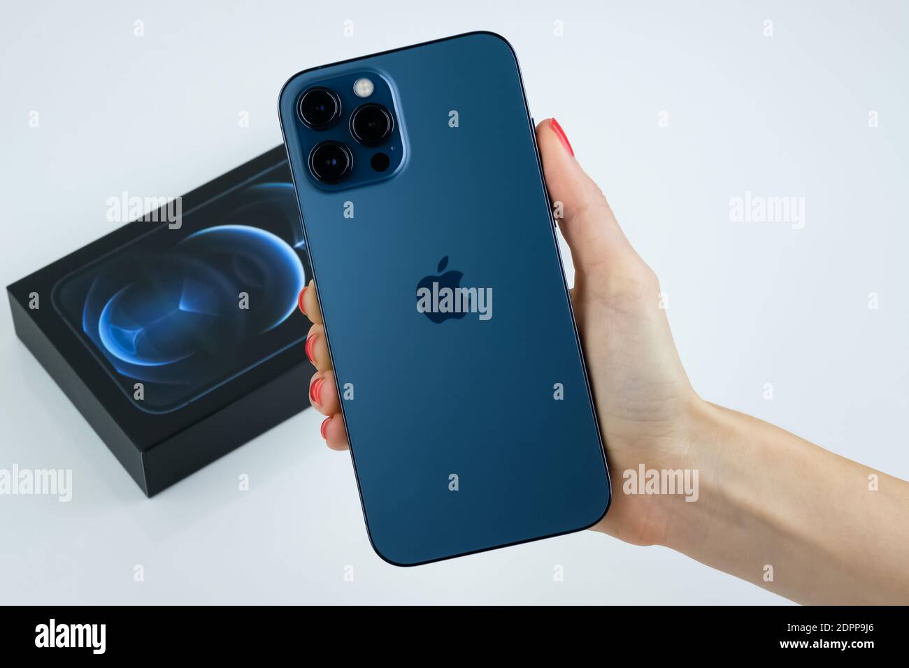 Iphone 12 Pro Max Pacific Blue Neben Iphone 12 Pro Max In Gold Stockfotografie Alamy