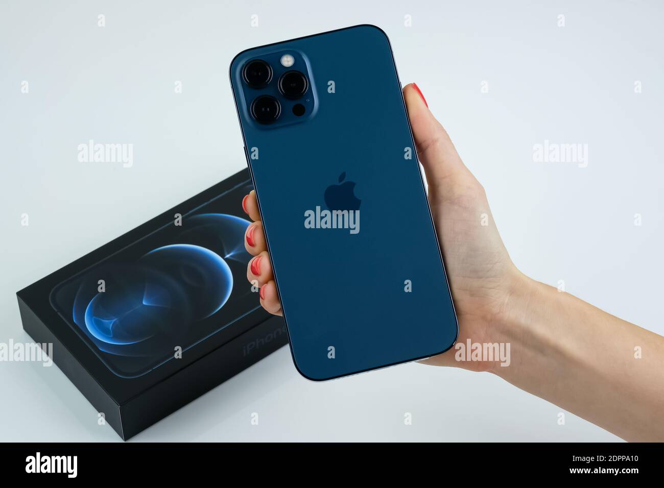 IPhone 12 Pro Max Pacific Blue. Stockfoto