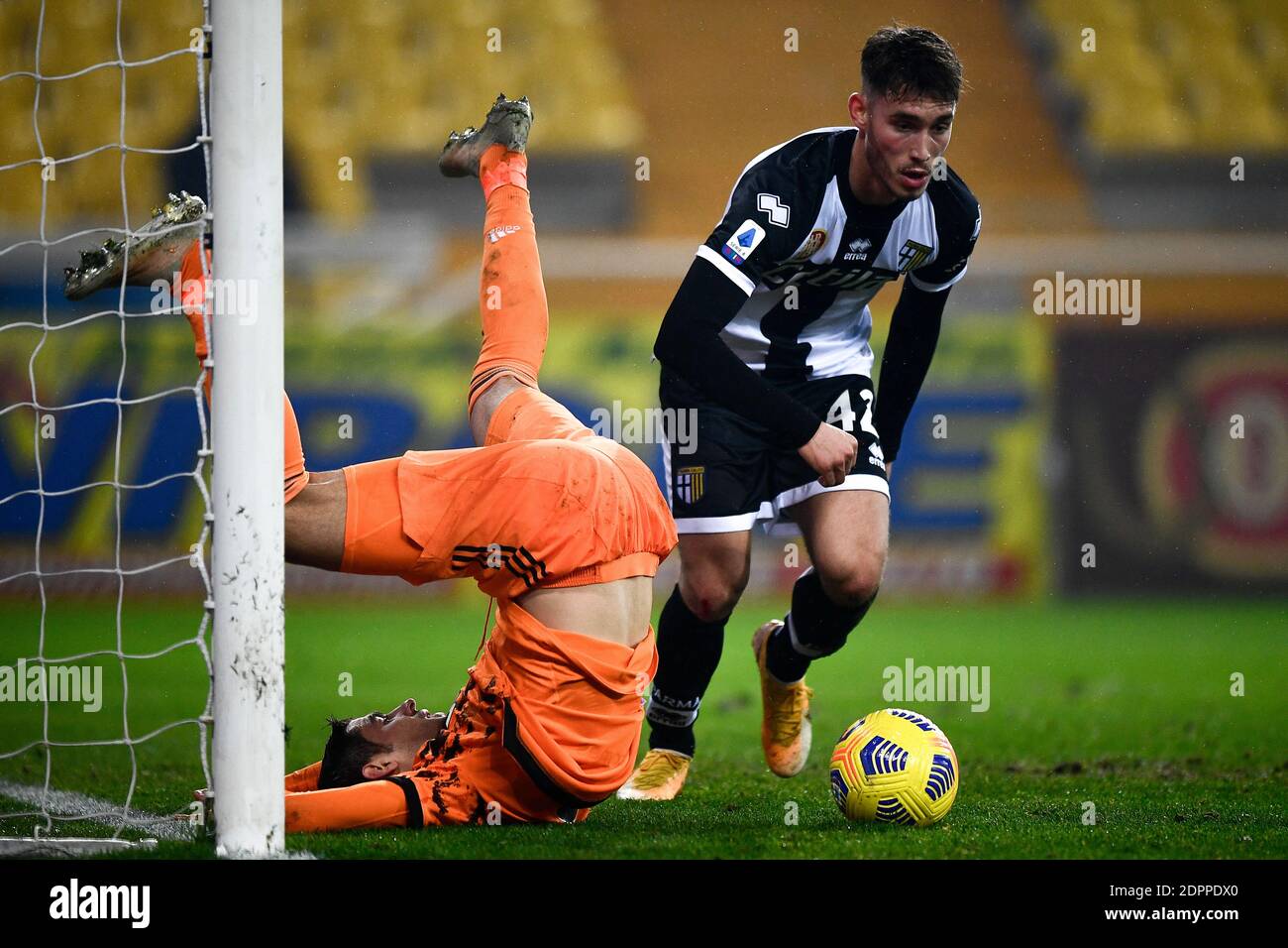 Parma, Italien. Dezember 2020. PARMA, ITALIEN - 19. Dezember 2020: Alvaro Morata (L) von Juventus FC fällt während des Fußballspiels Serie A zwischen Parma Calcio und Juventus FC. FC Juventus gewann 4-0 gegen Parma Calcio. (Foto von Nicolò Campo/Sipa USA) Quelle: SIPA USA/Alamy Live News Stockfoto