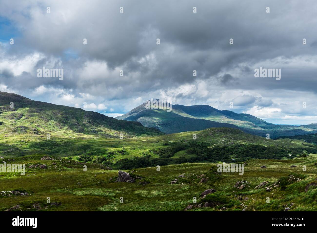 Wolken und Berge, atemberaubende Natur Irlands im Killarney National Park, in der Nähe der Stadt Killarney, Grafschaft Kerry Stockfoto