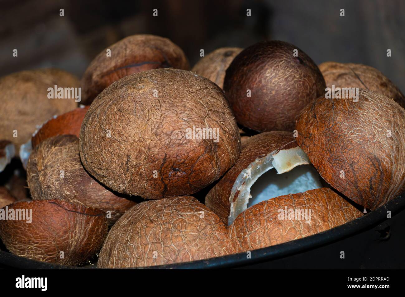 Getrocknete Kokosnussfrucht genannt Koppara für Extrakt Kokosöl. Stockfoto