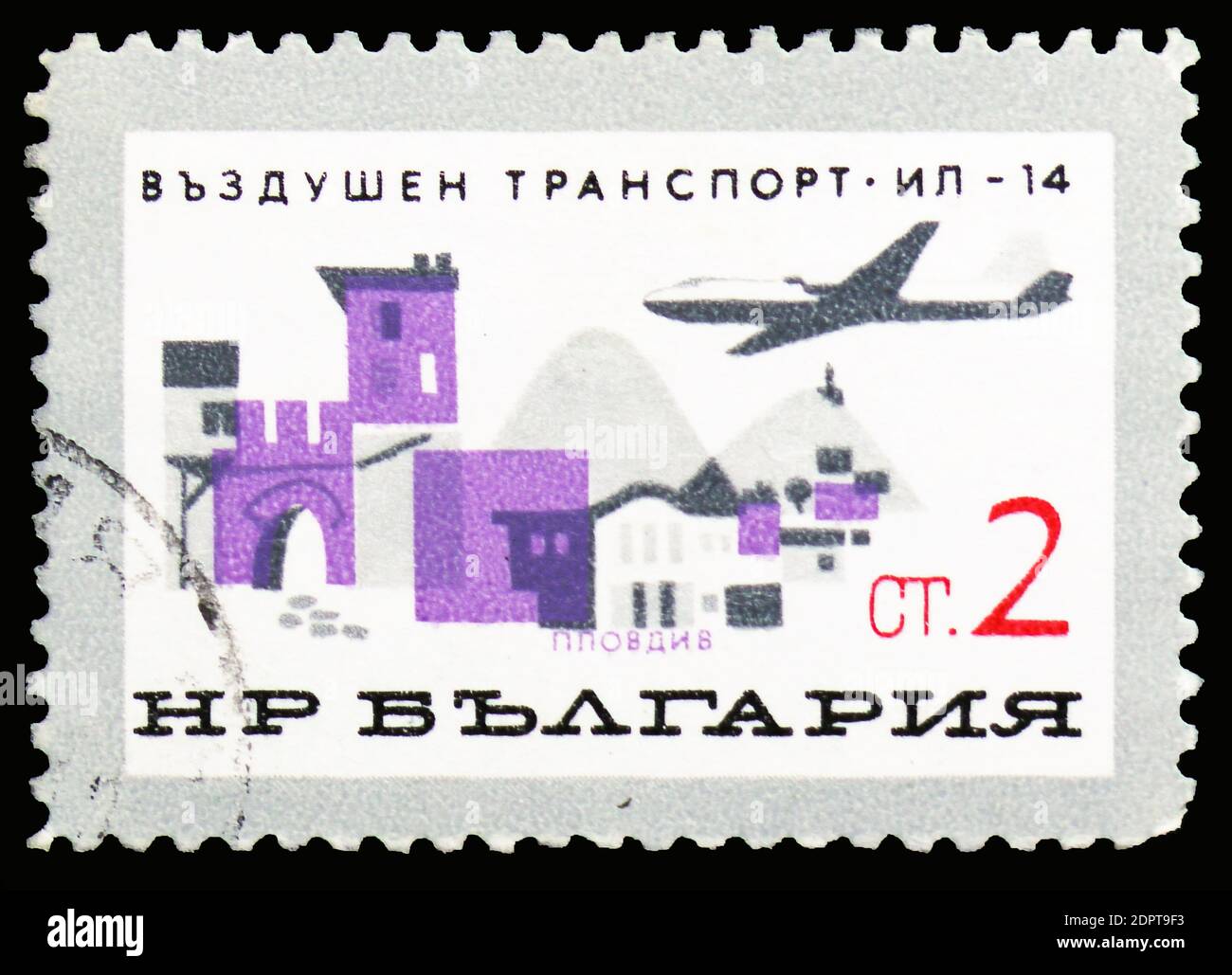 MOSKAU, RUSSLAND - 6. OKTOBER 2018: Eine in Bulgarien gedruckte Briefmarke zeigt Iljuschin Il-14M über Plovdiv, Entwicklung der bulgarischen Zivilluftfahrtserie, um 196 Stockfoto